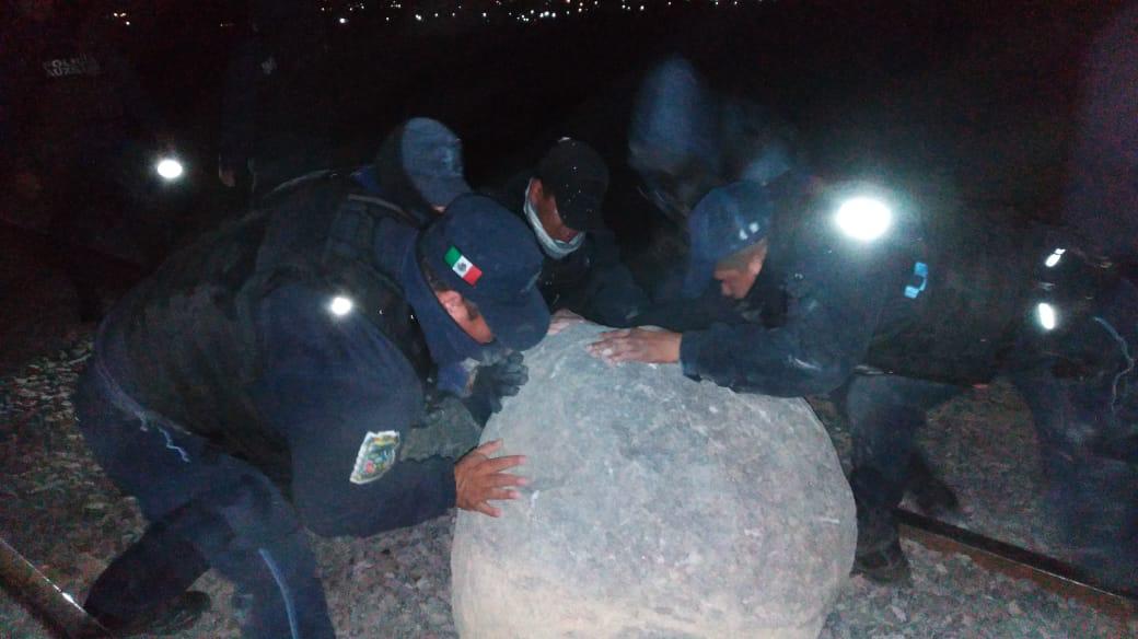 Colocan piedras gigantes para saquear tren en Cañada Morelos