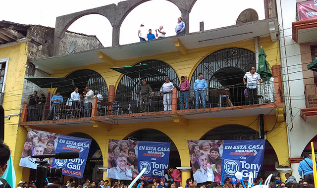 Crónica: Empleados municipales pulen centro de Huauchinango para recibir a Gali