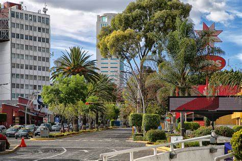 Permiten a restaurantes de la Juárez instalar mesas en las banquetas