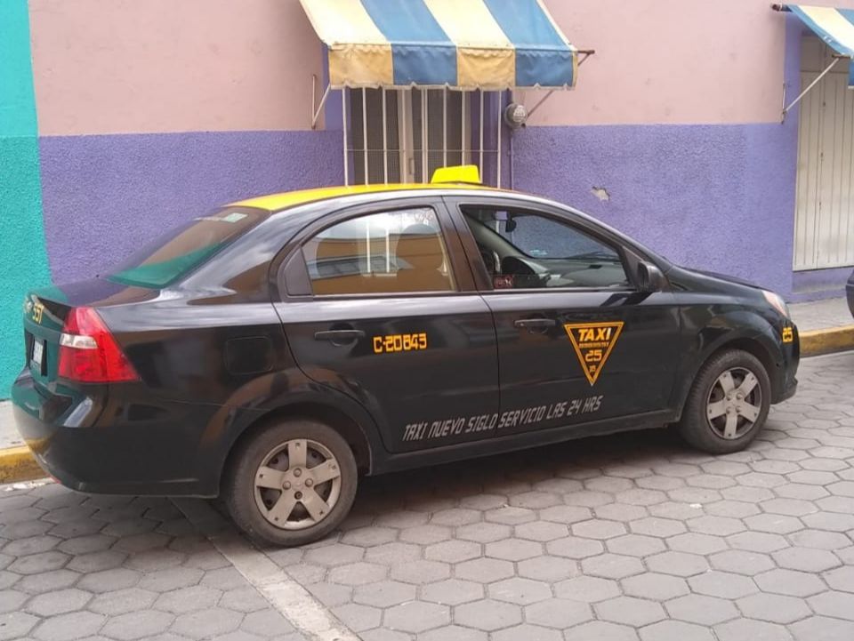 Mujeres armadas roban taxi en Flor del Bosque