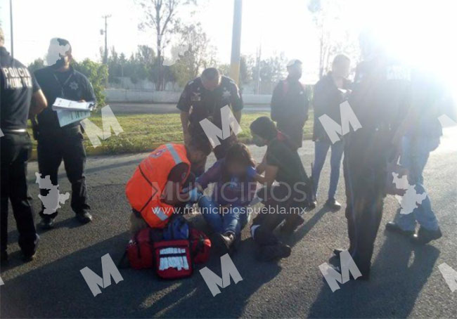 Joven ebria se arroja de auto en movimiento en San Pedro Cholula