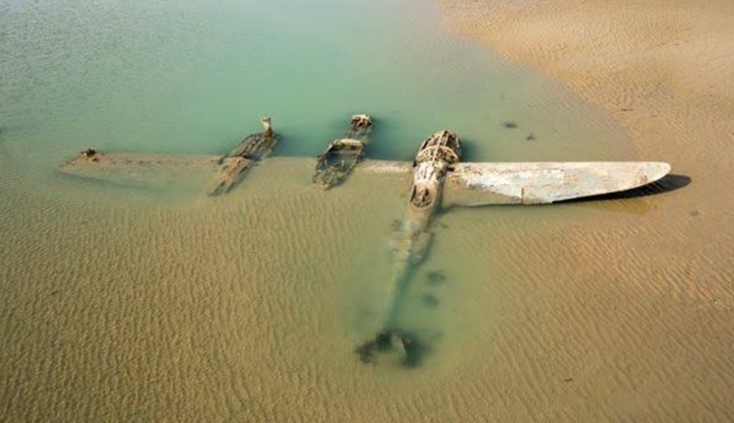 Sale del mar avión de la Segunda Guerra Mundial