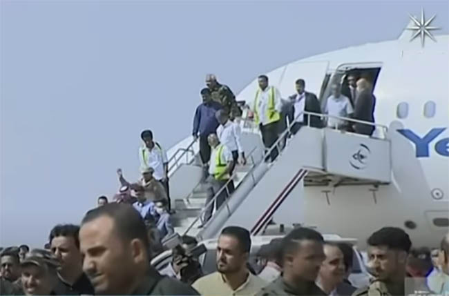 Deja 26 muertos ataque contra avión del gobierno de Yemen