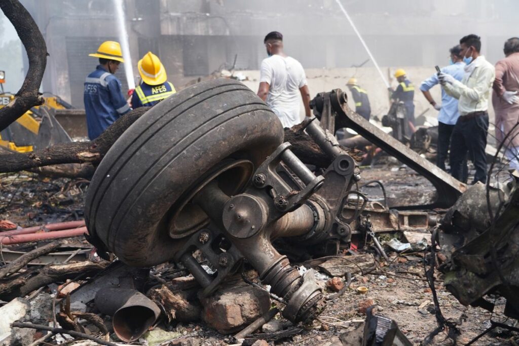 Hallan sobrevivientes tras desplome de avión de Air India en Ahmedabad