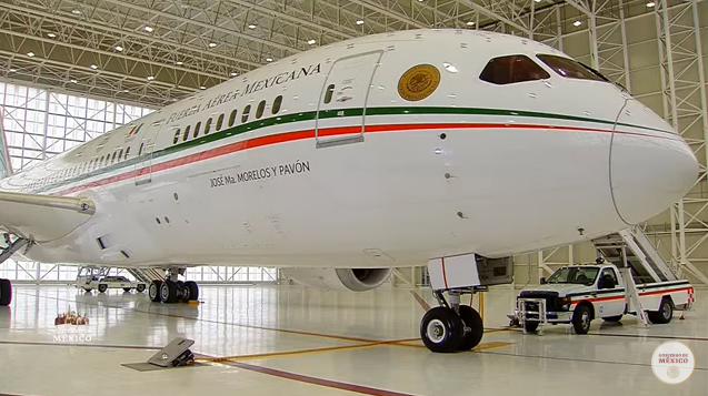 VIDEO Muestra AMLO como se ve avión presidencial por dentro