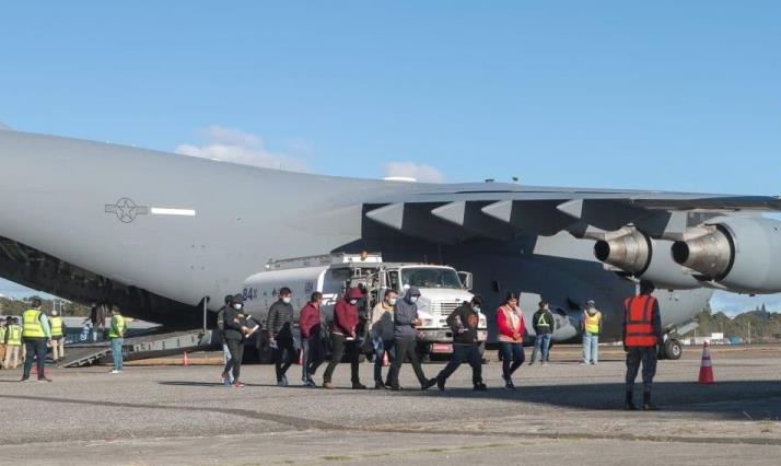 En Colombia, prohíben entrada de aviones de EU con migrantes deportados