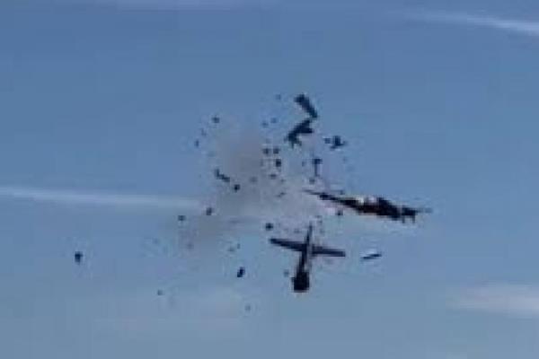 VIDEO  Chocan dos aviones durante un espectáculo aéreo en Dallas