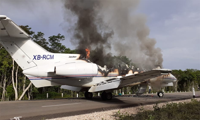 VIDEO Narcojet aterriza y lo incineran en carretera de Quintana Roo