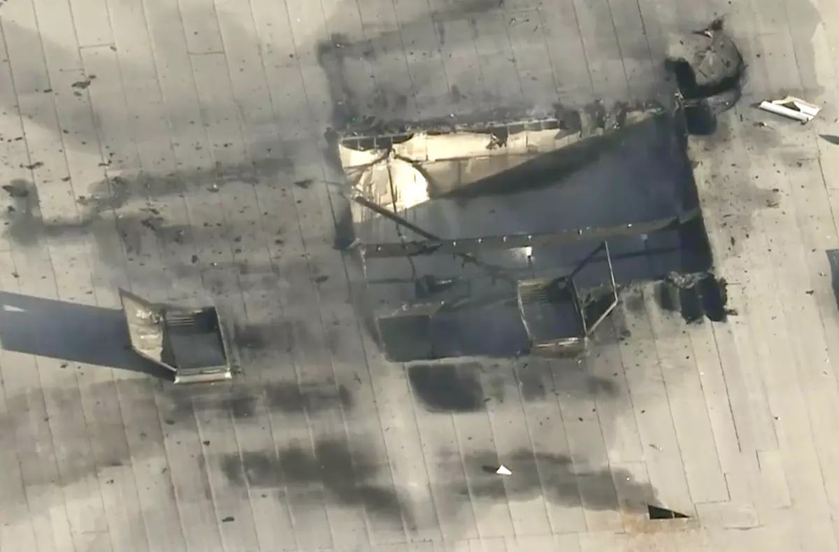 Avioneta casera se estrella contra un almacén; hay dos muertos y 18 heridos