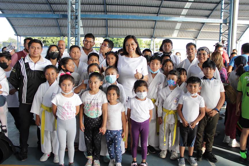 Ayala entrega material y equipo a centros de iniciación deportiva en Atlixco