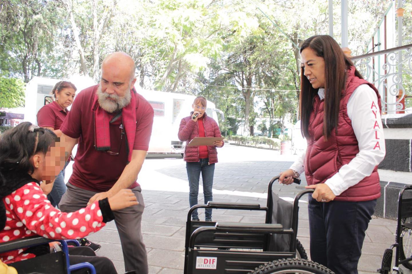 Ariadna Ayala entrega sillas de ruedas en Metepec