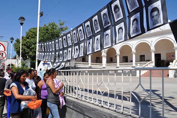 Fotos de desaparecidos de Ayotzinapa son exhibidas en Acatlán