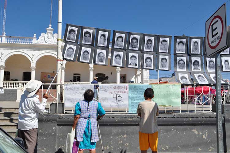 Fotos de desaparecidos de Ayotzinapa son exhibidas en Acatlán