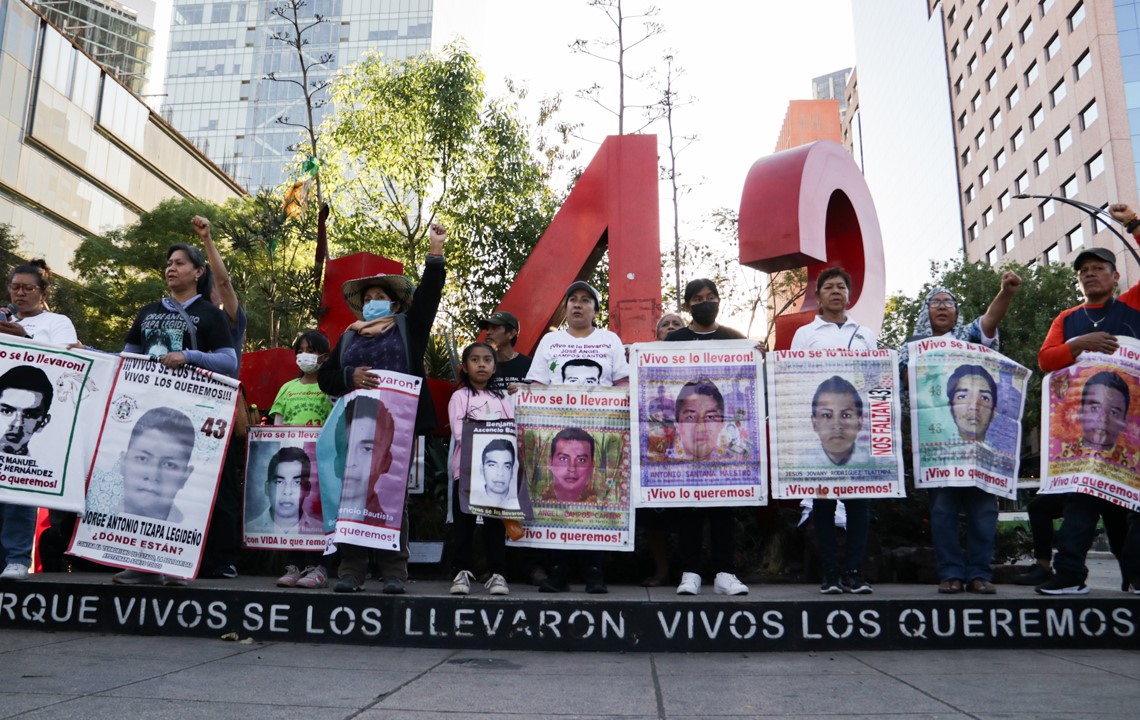 La 4T es autoritaria, afirman padres de normalistas de Ayotzinapa desparecidos