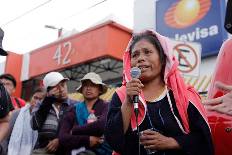 Miles marchan en Puebla en jornada por Ayotzinapa