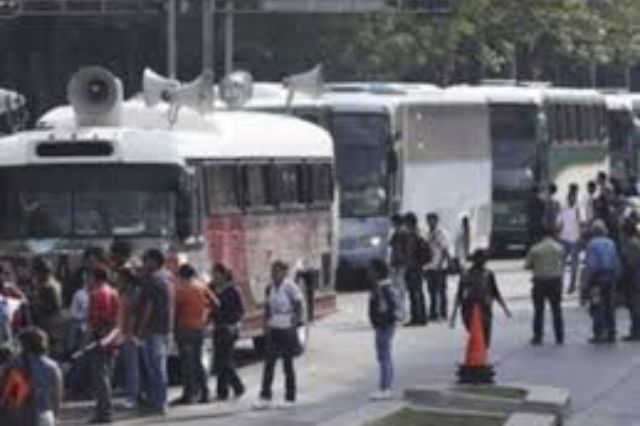 Protestan normalistas de Ayotzinapa con retención de autobuses y tráiler