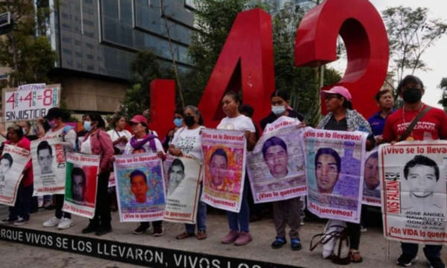 Detienen a nueve policías por el caso de los 43 de Ayotzinapa