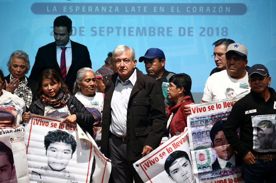 Familiares de Ayotzinapa exigen a AMLO abrir investigación al Ejército