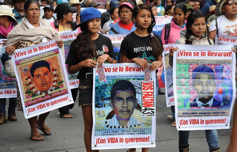 En Guerrero, se manifiestan normalistas de Ayotzinapa; piden aclarar caso de los 43