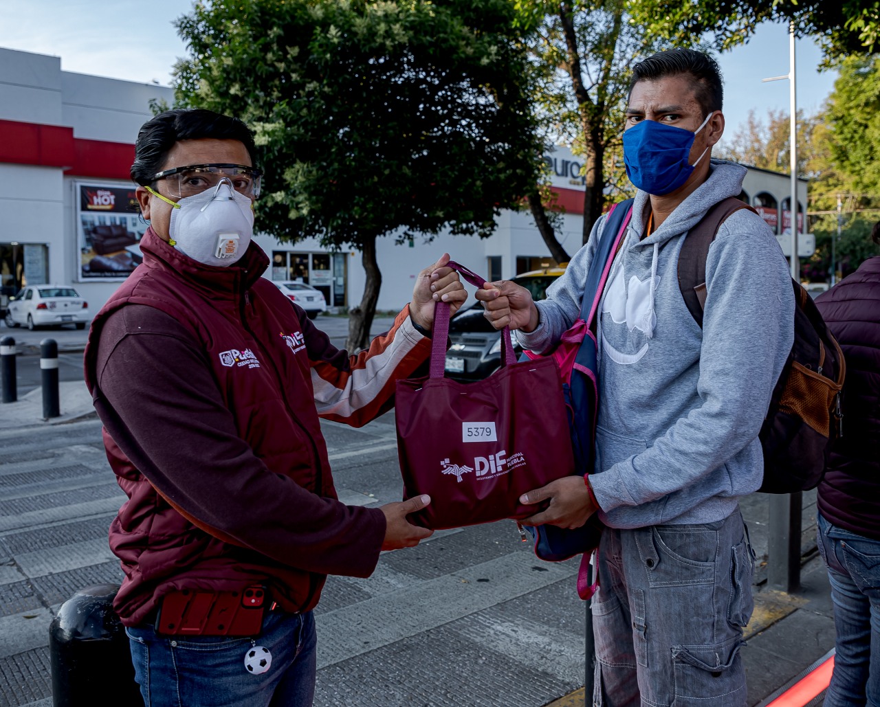 Ayuntamiento de Puebla entrega kits de sanitización a usuarios de Ruta