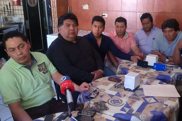 Grupo de locatarios sale a defender obras en mercado de Cholula