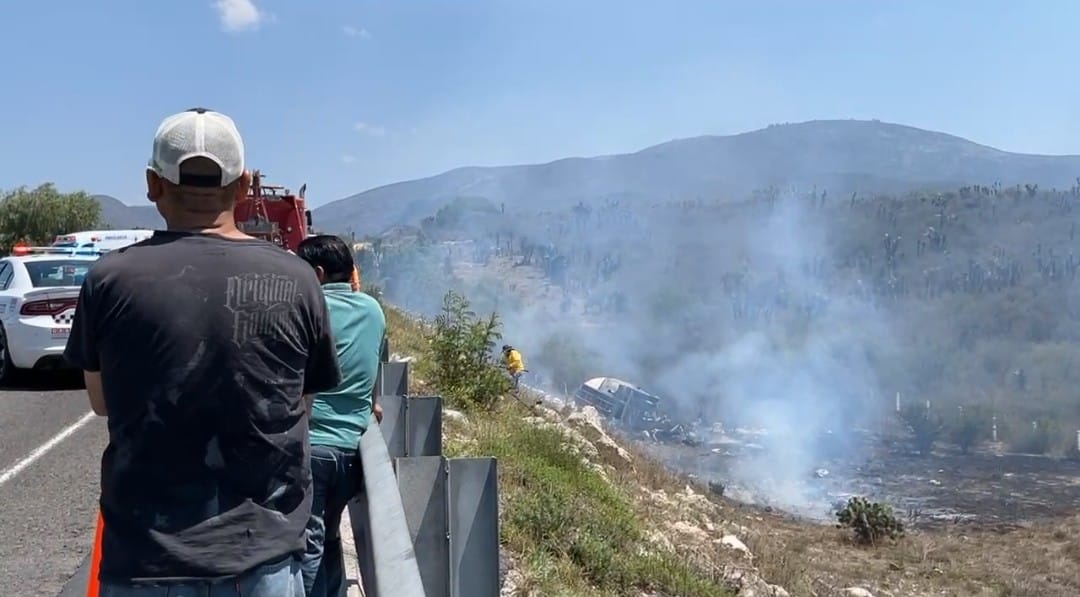 Choque entre pipa y Urvan deja 8 muertos en la Cuacnopalan-Oaxaca