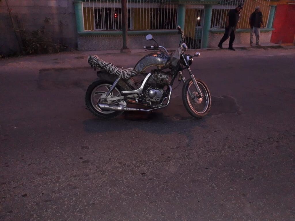 Casi los linchan por robar motocicleta con pistola falsa, en Tochtepec