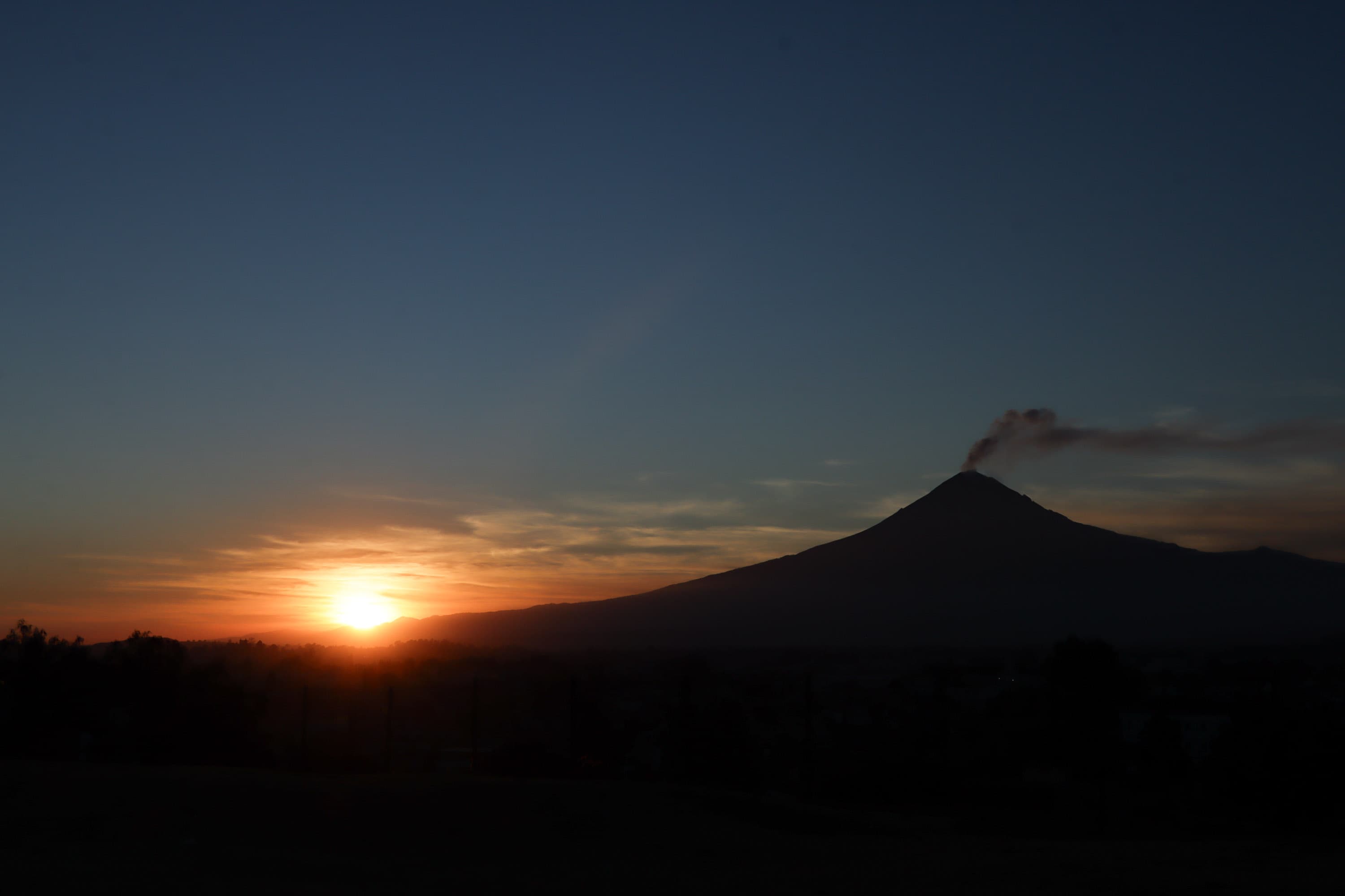 Cálido atardecer acompañado del volcán Popocatépetl