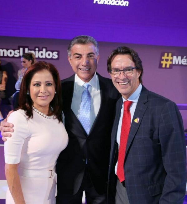 Gali y su esposa asisten a lanzamiento del Teletón 2017