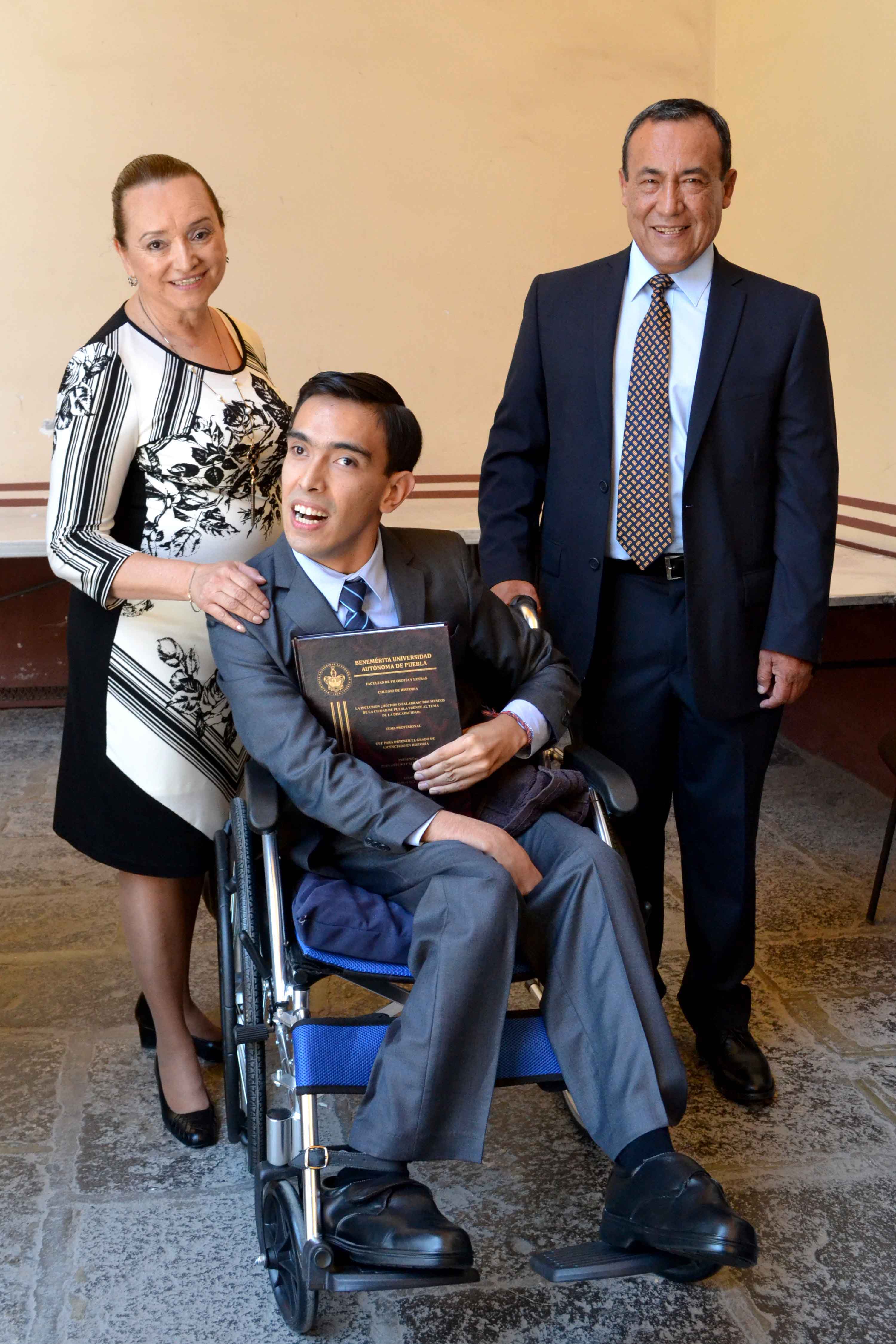 En Historia BUAP se gradúa el primer  profesionista con parálisis cerebral