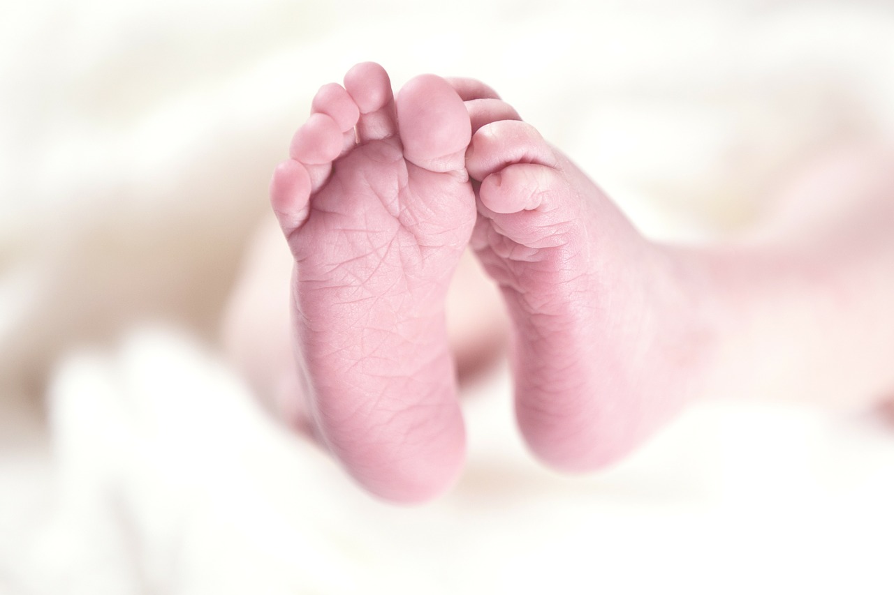Sorprendente, bebé nace embarazada de su hermano gemelo