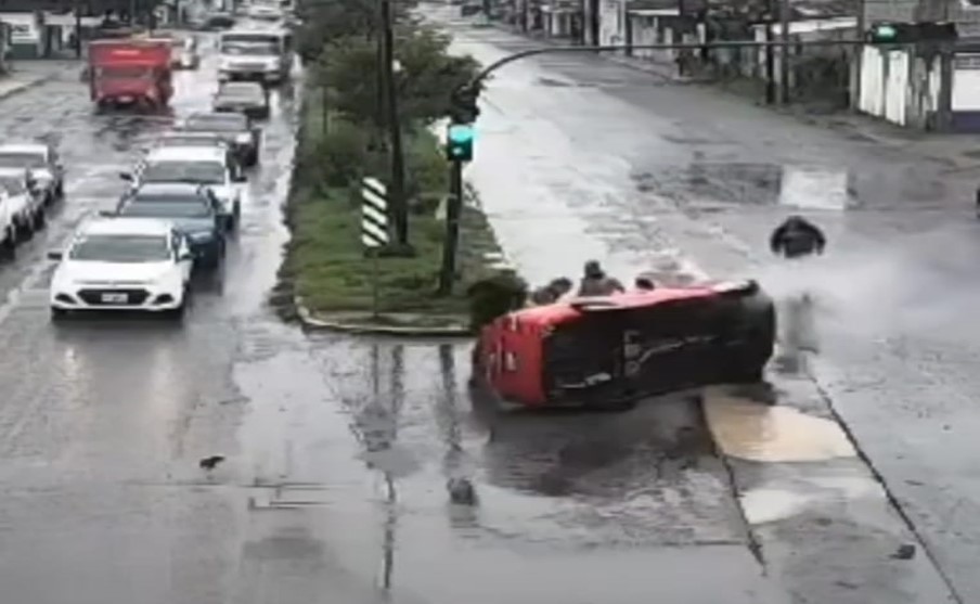 Agua de Puebla repondrá auto volcado en la 24 sur tras caer en mega zanja