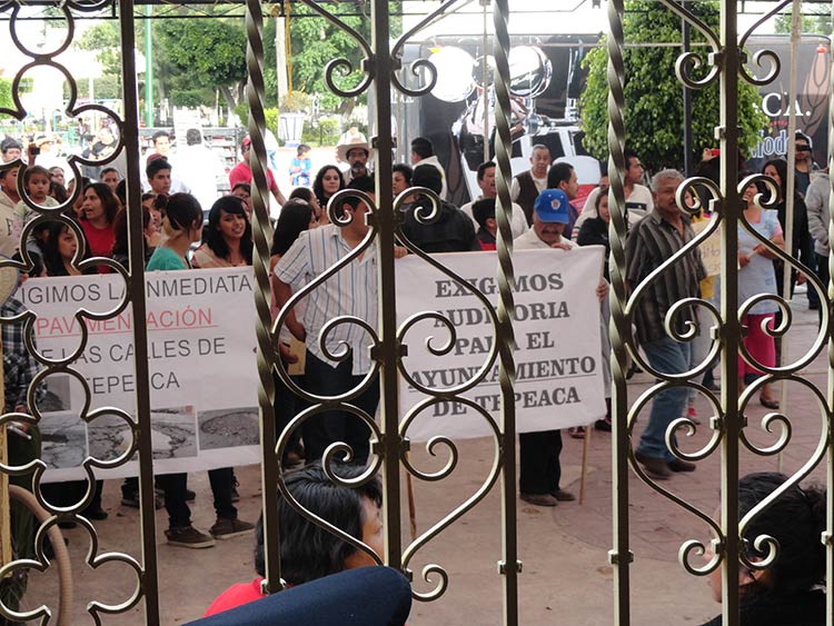 Vecinos y comerciantes de Tepeaca protestan por calles en mal estado