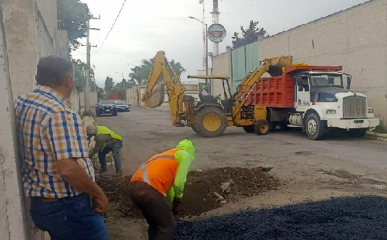 Gobierno Municipal continúa con trabajos de bacheo en calles de Texmelucan