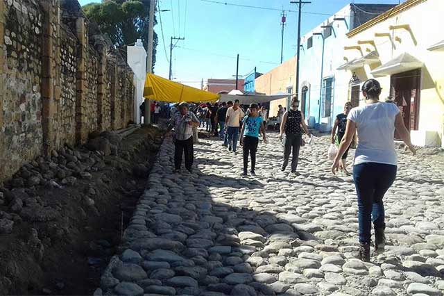 Baches en Huaquechula enviaron a turistas a ver las ofrendas de Tochimilco