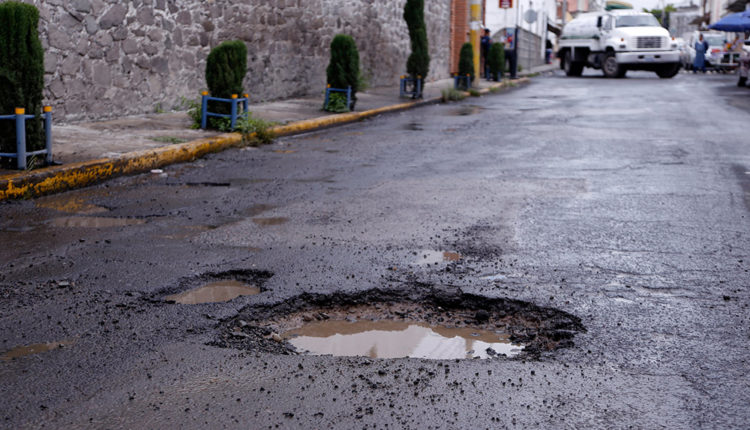 Celebra Ayuntamiento que poblanos tapen baches por su cuenta