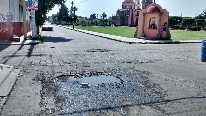 Baches afectan las principales calles de San Pedro Cholula