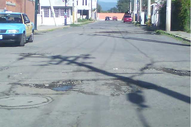 Habitantes de Texmelucan parchan vialidades por falta de bacheo del Ayuntamiento