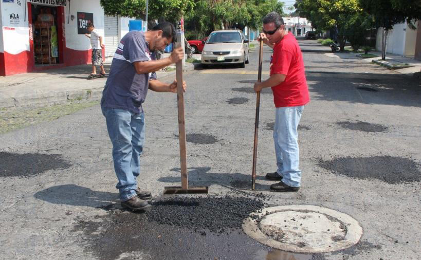 Habitantes tapan baches en Texmelucan