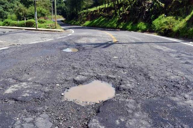 Autopista Puebla-Atlixco llena de baches y fracturas