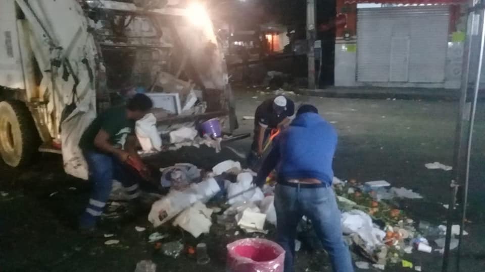 Vecinos dedican baile a trabajadores de limpia en Atlixco