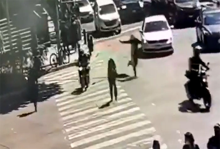 VIDEO Tras asaltar en centro comercial dispara a la gente en avenida