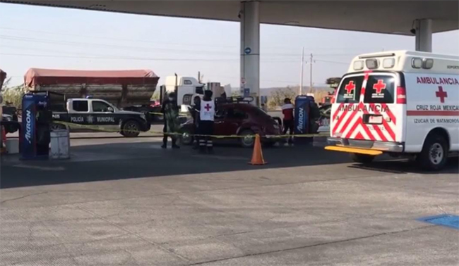 Ejecutan a joven con disparo en la cabeza en gasolinera de Tilapa