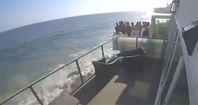 VIDEO Así se desploma balcón con 15 personas en California