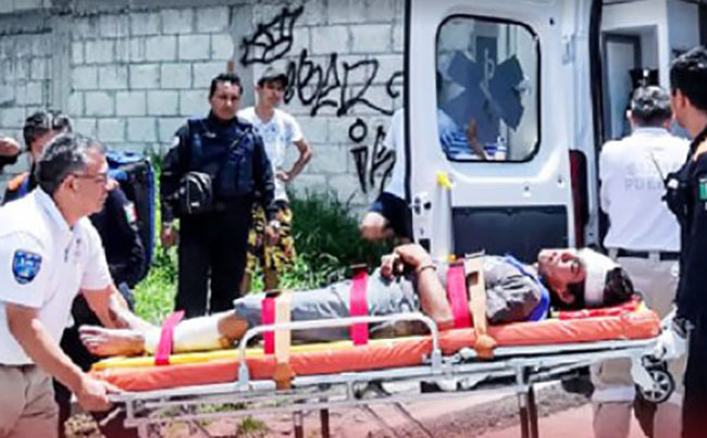 Lo balean afuera de su casa y su madre y vecinos le echan a la policía