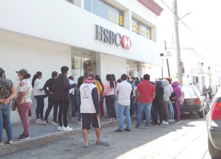 Largas filas concentran a universitarios en bancos de Tecamachalco y Tepeaca