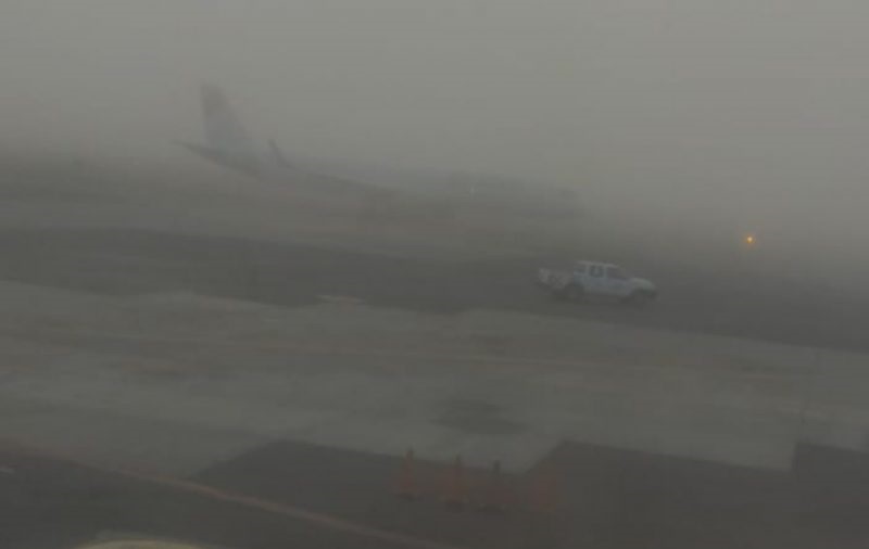 Aeropuerto de Puebla suspende vuelos por banco de niebla