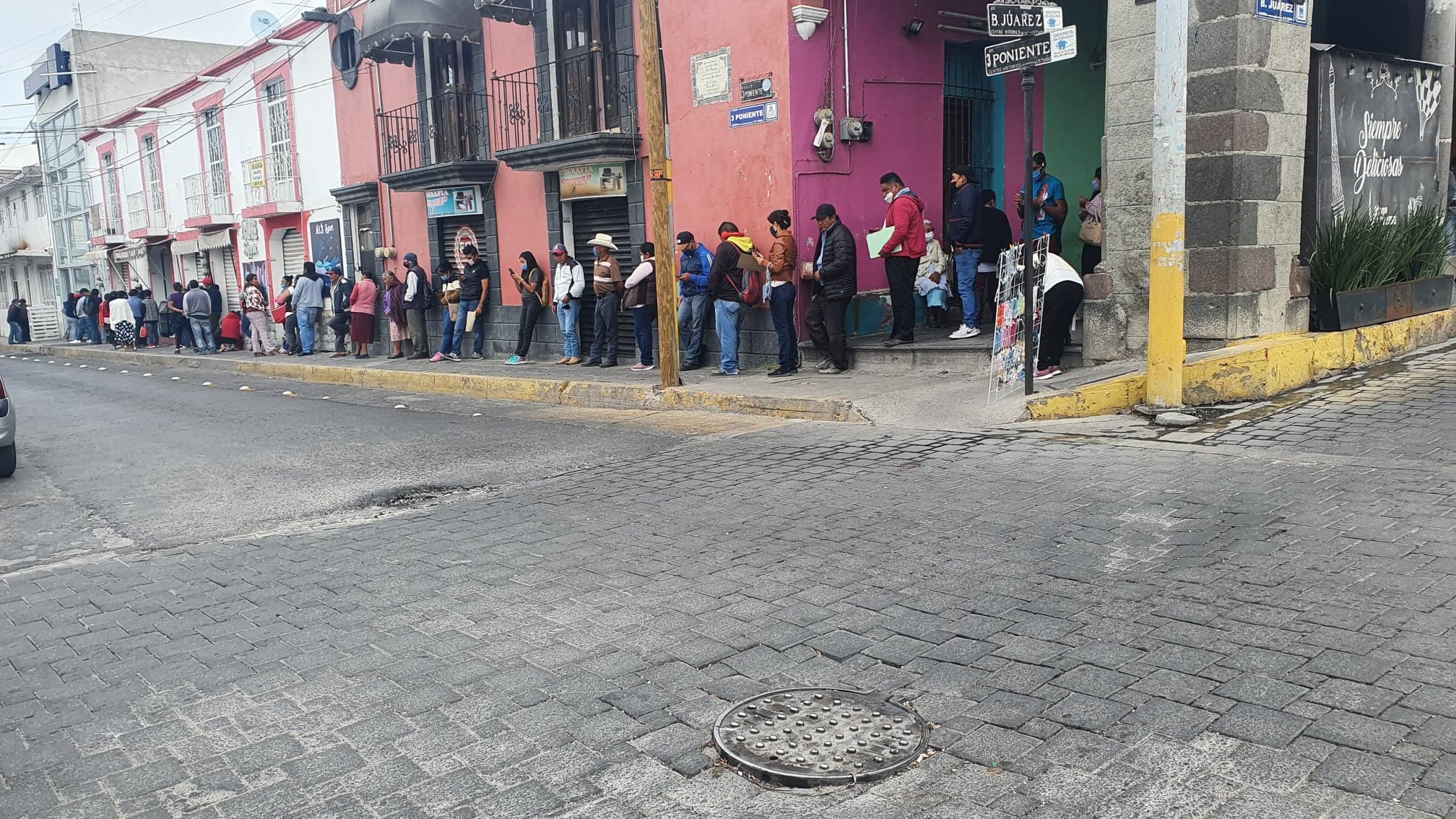 Filas en bancos de Tecamachalco son foco rojo por Covid-19