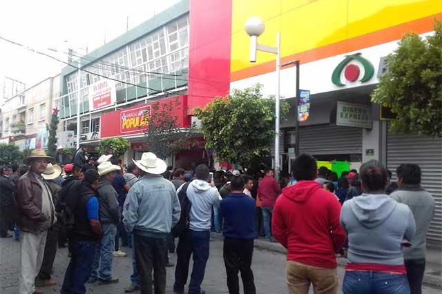 Artesanos liberan calles de Tehuacán sin solucionar conflicto con Banco Azteca