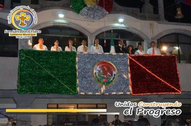 Por ignorancia, ediles de Puebla usaron banda presidencial en el Grito